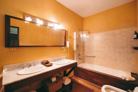 Superior Room, 2 Twin Beds | Bathroom | Free toiletries, hair dryer, bidet, towels