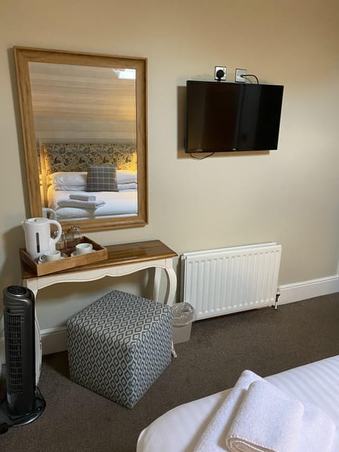 Basic Double Room, Ensuite (Small) | WiFi