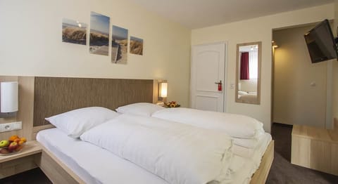 Double Room | Desk, free WiFi, bed sheets