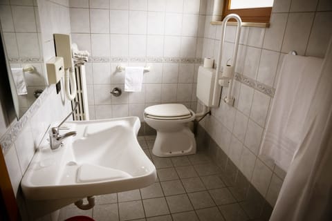 Single Room, Accessible | Bathroom | Free toiletries, hair dryer, bidet, towels