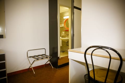 Classic Double Room, 2 Twin Beds, Non Smoking, Ensuite | Bathroom | Free toiletries, hair dryer, bidet, towels