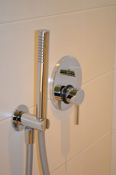 Camera King Superior | Bathroom amenities | Shower, free toiletries, hair dryer, bidet