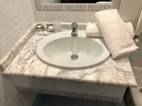 Classic Twin Room | Bathroom | Free toiletries, hair dryer, bidet, towels