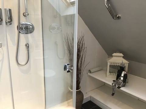 Bollinger Suite  | Bathroom | Shower, free toiletries, hair dryer, towels