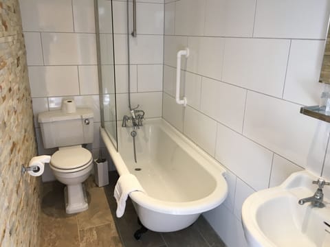 Deluxe Double Room, Balcony | Bathroom | Shower, free toiletries, hair dryer, towels