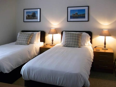 Standard Twin Room | Desk, free cribs/infant beds, free WiFi, bed sheets