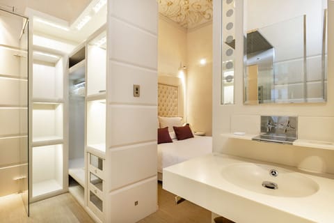 Design Suite (Royal Suite Bonaventura) | Bathroom | Separate tub and shower, deep soaking tub, rainfall showerhead