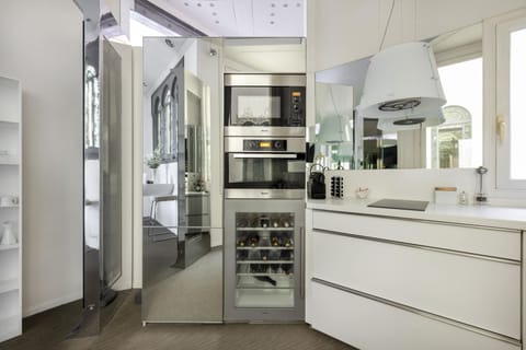 Full-size fridge, microwave, oven, stovetop