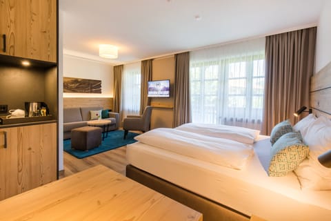 Junior Suite | In-room safe, blackout drapes, free WiFi, bed sheets