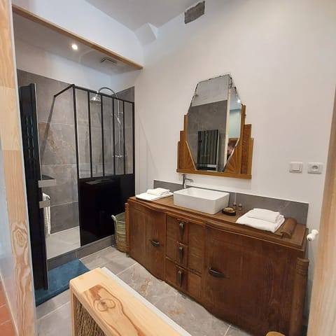 Superior Double Room, Garden View | Bathroom | Shower, hair dryer, towels, soap