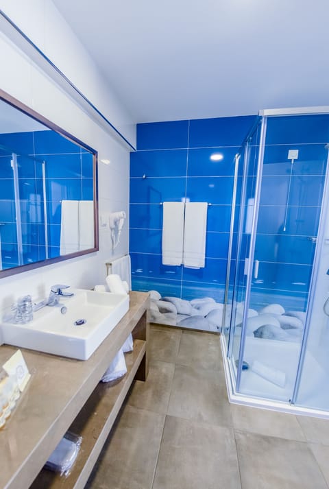 Standard Double or Twin Room, Balcony, Pool View (10) | Bathroom | Shower, free toiletries, hair dryer, towels