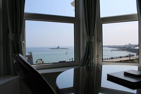 Premium Apartment, 2 Bedrooms, Sea View | In-room dining