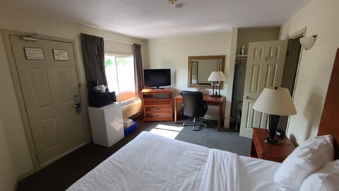 Room, 1 Queen Bed, Non Smoking | Desk, iron/ironing board, free cribs/infant beds, rollaway beds