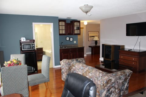 Presidential Suite, 1 King Bed, Fireplace, Jacuzzi | Living room | TV