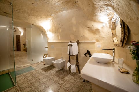 Suite in grotta con idromassaggio | Bathroom | Free toiletries, hair dryer, bidet, towels