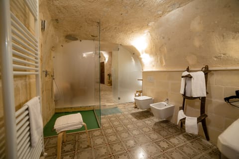 Suite in grotta con idromassaggio | Bathroom | Free toiletries, hair dryer, bidet, towels