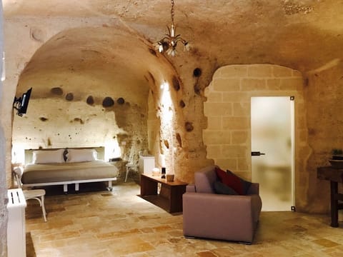 Deluxe Suite (Cave) | Hypo-allergenic bedding, down comforters, pillowtop beds, minibar