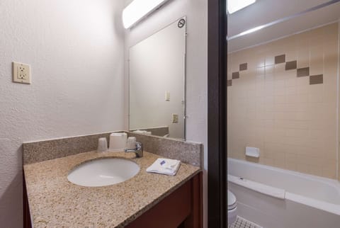 Combined shower/tub, deep soaking tub, towels