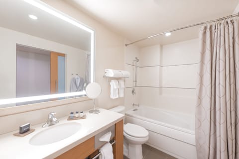 Deluxe Room, 2 Queen Beds | Bathroom | Combined shower/tub, free toiletries, hair dryer, bathrobes