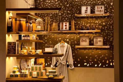 Couples treatment rooms, hot tub, steam room, body treatments