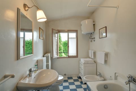 Apartment, 3 Bedrooms (6 pax) | Bathroom | Deep soaking tub, hair dryer, bidet, towels
