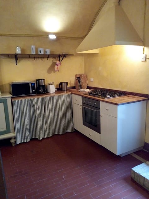 House, 5 Bedrooms | Private kitchenette | Fridge, microwave, oven, stovetop