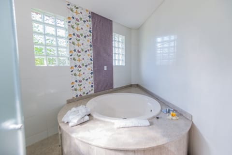 Deluxe Suite | Jetted tub