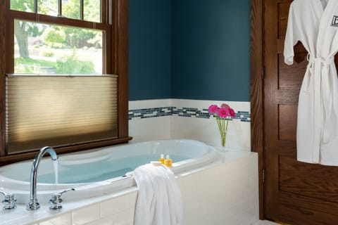 Room, Private Bathroom, (THE MENDOTA SUITE) | Jetted tub