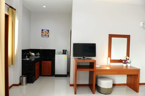 Superior Twin Room, 2 Twin Beds | Living area | 28-inch flat-screen TV with satellite channels, TV