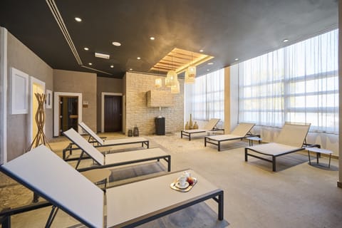 Sauna, hot tub