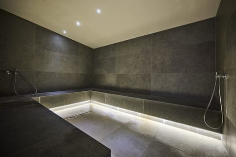 Sauna, hot tub