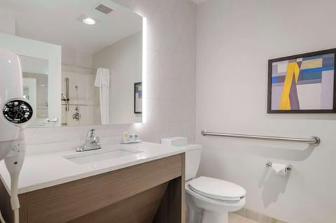 Premium bedding, desk, iron/ironing board, free cribs/infant beds