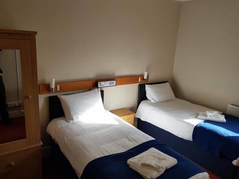 Twin Room | Desk, free WiFi, bed sheets