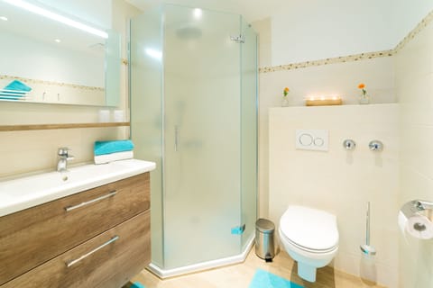 Junior House | Bathroom | Shower, hair dryer, towels