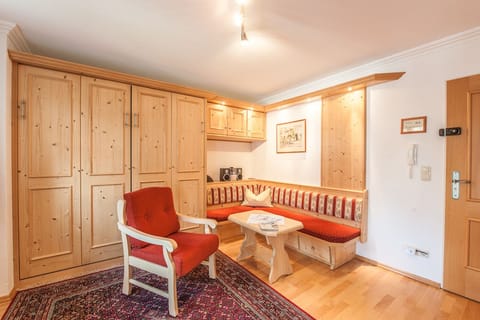 Studio (6) | Living area | Flat-screen TV