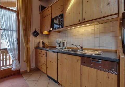 Apartment, 2 Bedrooms (5) | Private kitchen | Fridge, microwave, stovetop, dishwasher