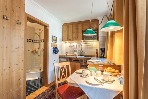 Studio (6) | In-room dining