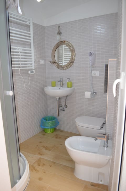 Classic Room (CITR 011024-AFF-0026) | Bathroom | Shower, free toiletries, hair dryer, bidet