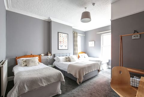 Family Room, Ensuite | Iron/ironing board, bed sheets