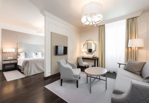 Suite | Down comforters, minibar, in-room safe, desk