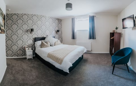 Double Room | Desk, iron/ironing board, free WiFi, bed sheets