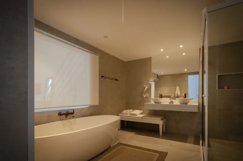 Loft | Bathroom | Shower, free toiletries, hair dryer, towels