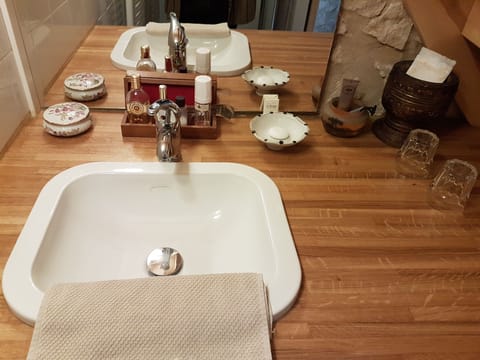 Shower, rainfall showerhead, free toiletries, hair dryer