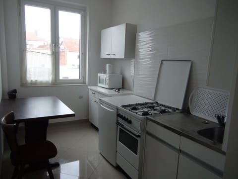 Basic Shared Dormitory, Multiple Beds (3 Guests) | Shared kitchen facilities