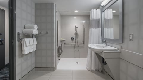 Standard Room, 1 Queen Bed, Accessible (Mobility) | Bathroom | Hair dryer, towels, soap, shampoo