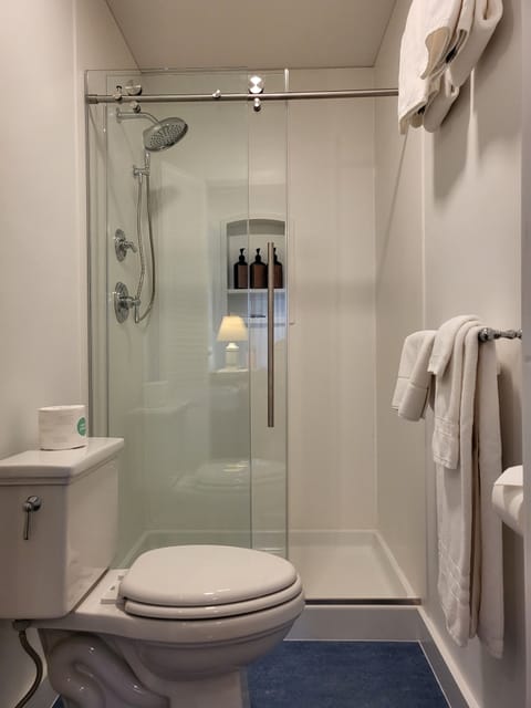 Standard Room, 1 King Bed, Private Bathroom (Room 16) | Bathroom | Combined shower/tub, free toiletries, towels, shampoo