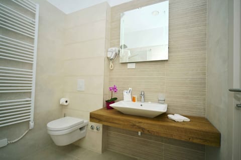 Deluxe Double or Twin Room | Bathroom | Free toiletries, hair dryer, towels