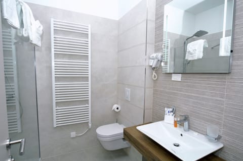 Apartment, Sea View | Bathroom | Free toiletries, hair dryer, towels