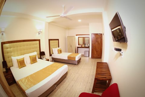 Deluxe Triple Room, Ensuite, City View | 1 bedroom, minibar, in-room safe, desk