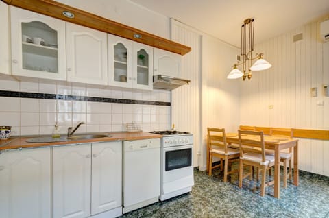 Apartment, 2 Bedrooms, Balcony (6 people) | Private kitchenette | Fridge, microwave, oven, stovetop